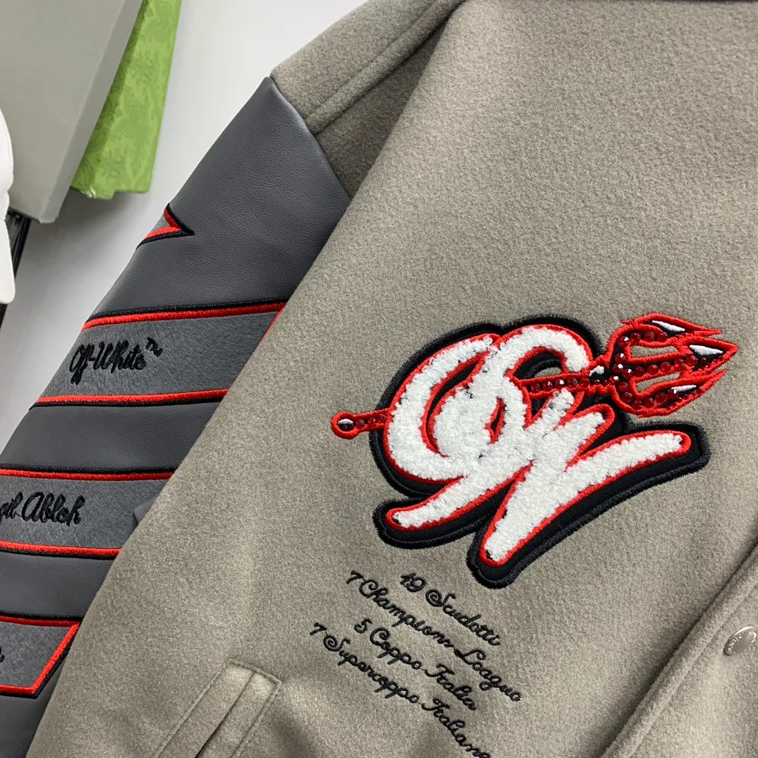 The top tested version off white, the new AC Milan co-branded heavy-duty embroidery hot-drilled baseball jacket, worn by many NBA stars, is a sincere heavy-duty baseball jacket. This baseball jacket adopts a leather sleeve splicing design. The main body fabric is made of 80% wool and 20% polyester blended fabric. The single piece is thick and the texture is very good. The inner layer is very soft, customized cupro silk lining. The upper body is soft and skin-friendly. The middle layer is quilted. The wavy stitching ensures no cotton leakage. There is an embroidery on the front and back of the embroidery part. It is made with imported Tajima embroidery machine and towel embroidery process. It seems simple but the process is very complicated. This towel embroidery is not formed in one piece, but is divided into three parts: the bottom, middle and upper part. The bottom is black and the top is black. The pattern is sewn using towel embroidery technology. The middle layer is embroidered with white yarn to outline the shape and then sewn on the bottom. The layering is obvious. Each part needs to be made separately and sewn together. It is different from the one-piece version on the market! Accessories: First, placket snaps, heavy-duty metal snaps, separate mold opening and customization, mold opening fee 8K. Accessory materials, snap buttons, and zippers all need to be molded and customized. The overall shape adopts a pure American retro wide sleeve shape, which fully demonstrates the loose shoulder effect. The fabric is selected from heavy woolen to show a wide and stylish wearing posture. The interior uses thick quilted cotton as the liner. The entire jacket has a thicker texture and is cold-proof, warm and stylish. Gray, size: S M L XL P:700